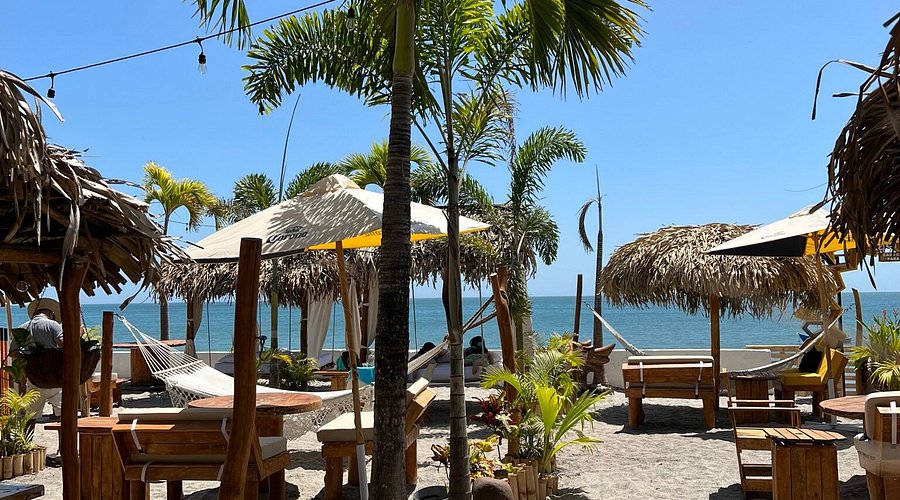 2 Complimentary Cocktails – aAmar Beach Club (Playa Farallon)